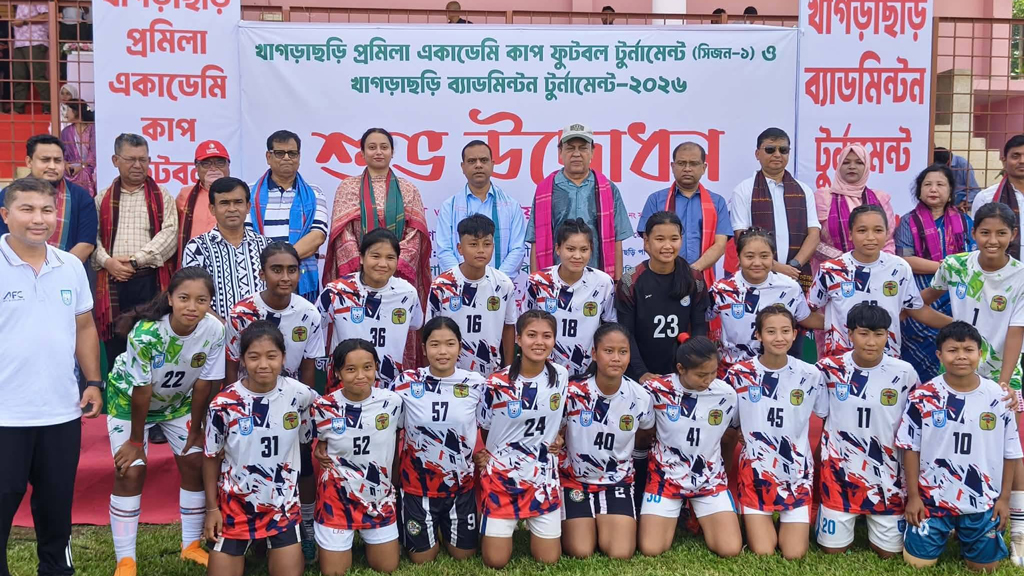 খাগড়াছড়িতে শুরু হয়েছে প্রমিলা একাডেমি কাপ ফুটবল টুর্নামেন্ট। আজ শনিবার বিকেলে খাগড়াছড়ি স্টেডিয়াম থেকে তোলা। ছবি: আজকের পত্রিকা