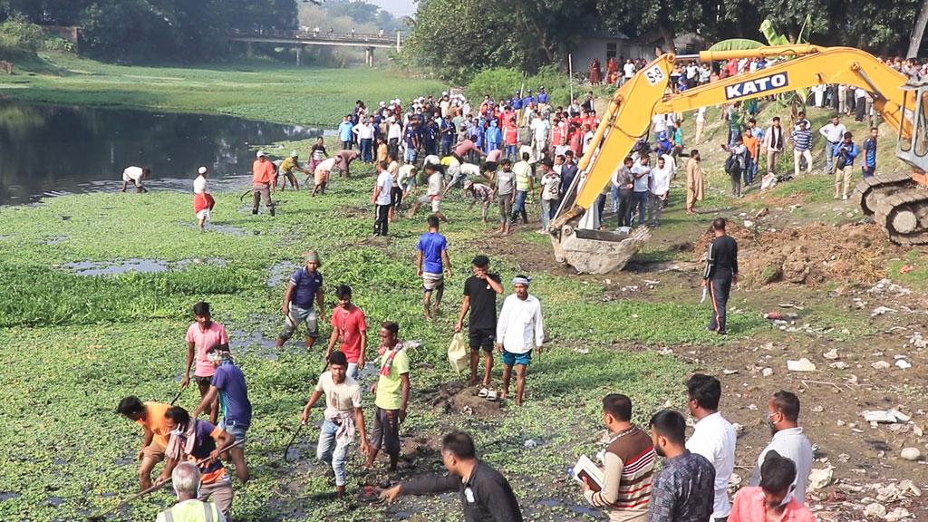 পাবনায় পদ্মাকোল খাল দূষণমুক্ত করতে অভিযান শুরু