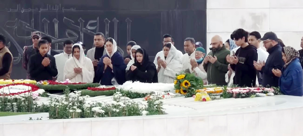 খালেদা জিয়ার কবরে শ্রদ্ধা জানালেন পরিবারের সদস্যরা
