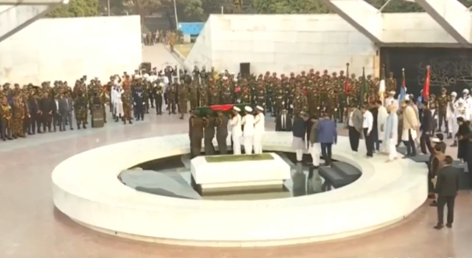 স্বামীর কবরের পাশে চিরনিদ্রায় শায়িত হলেন খালেদা জিয়া