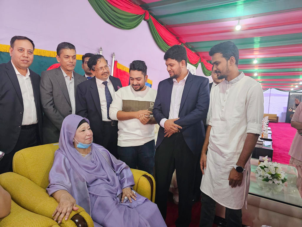 সেনাকুঞ্জে খালেদা জিয়ার সঙ্গে কুশল বিনিময় করেন বৈষম্যবিরোধী ছাত্র আন্দোলনে অন্যতম তিন সমন্বয়ক ও সরকারের উপদেষ্টা নাহিদ ইসলাম, মাহফুজ আলম ও আসিফ মাহমুদ। ছবি: ফেসবুক