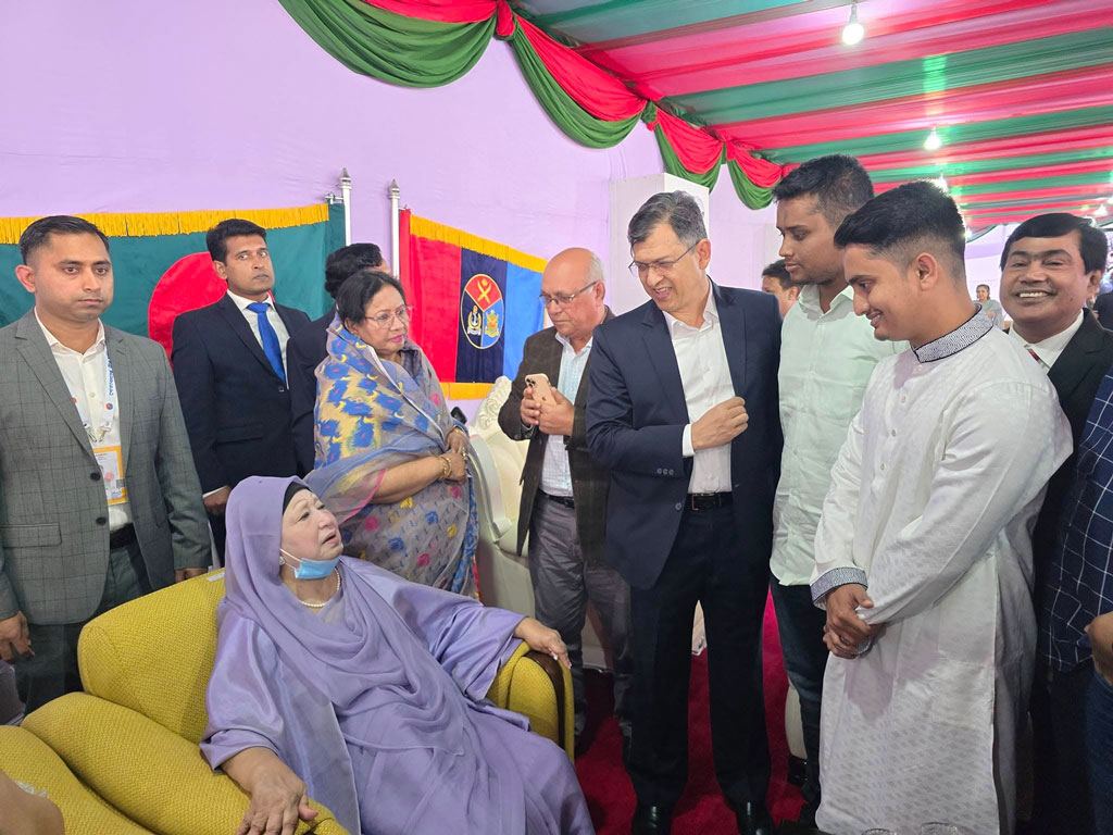 সেনাকুঞ্জে খালেদা জিয়ার সঙ্গে কুশল বিনিময় করেন বৈষম্যবিরোধী ছাত্র আন্দোলনের অন্যতম সমন্বয়ক হাসনাত আব্দুল্লাহ ও সারজিস আলম । ছবি: ফেসবুক
