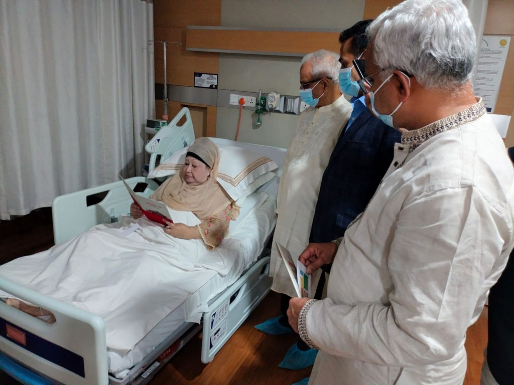 খালেদা জিয়ার হাতে জুলাই সনদ স্বাক্ষরের আমন্ত্রণপত্র তুলে দিল ঐকমত্য কমিশন