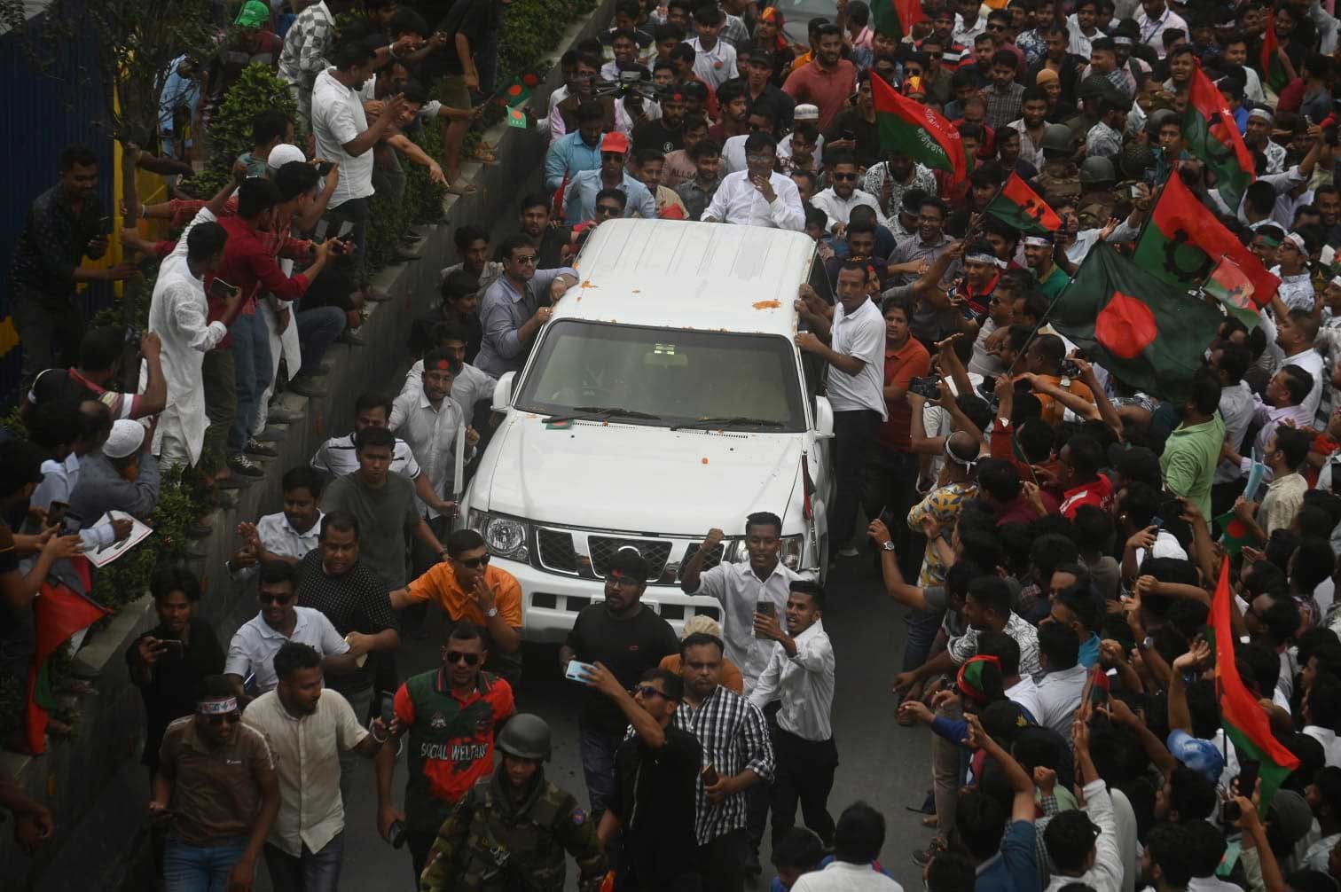 ফিরোজায় খালেদা জিয়া, নেতাকর্মীদের উচ্ছ্বসিত অভ্যর্থনায় বরণ