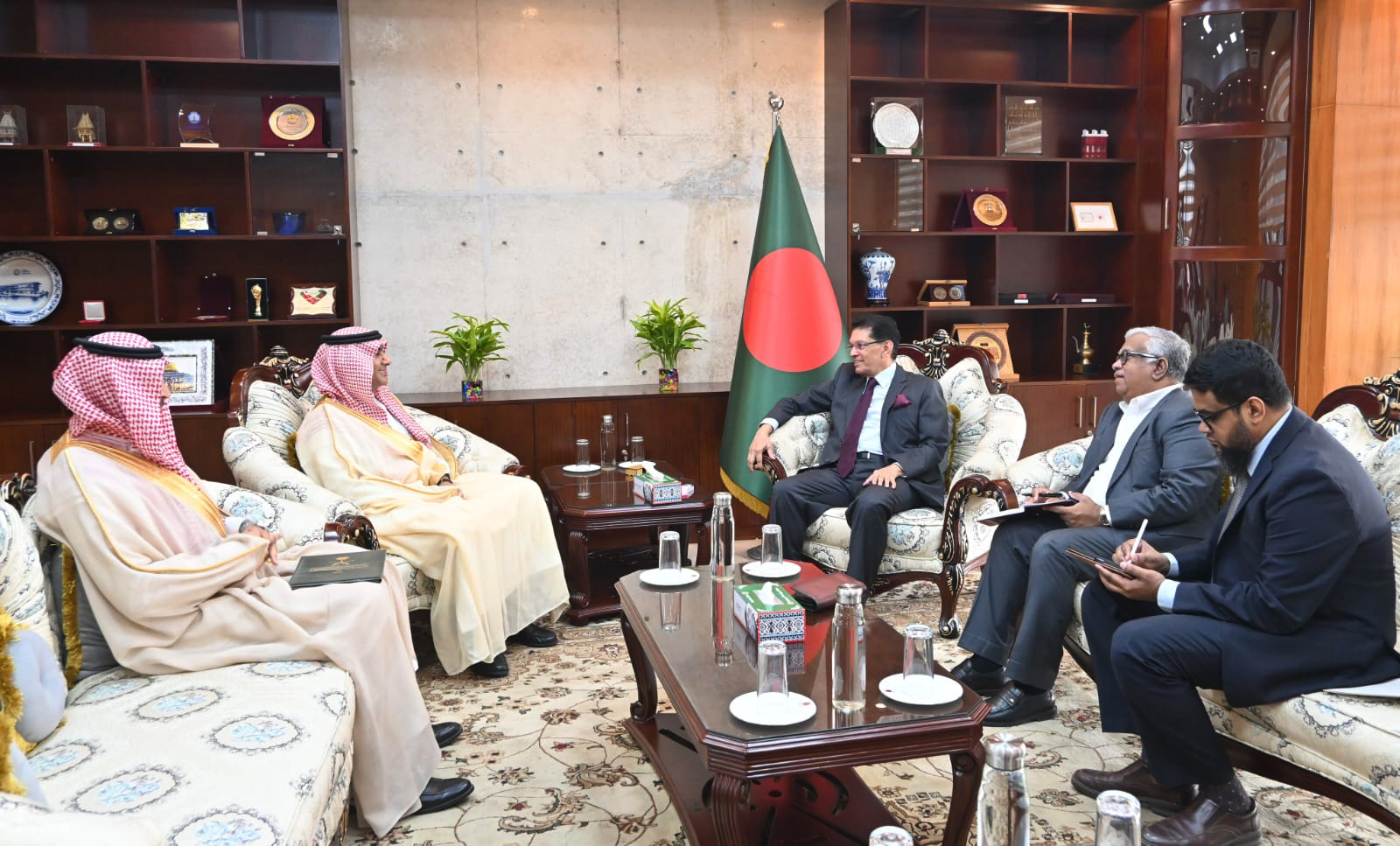 পররাষ্ট্রমন্ত্রীর সঙ্গে সৌদি রাষ্ট্রদূতের সাক্ষাৎ, ঘনিষ্ঠভাবে কাজ করার আগ্রহ