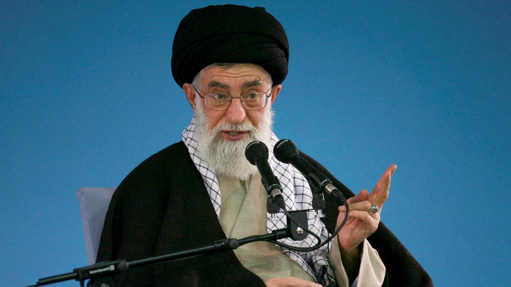 এক হাত কেন জোব্বায় ঢেকে রাখতেন খামেনি