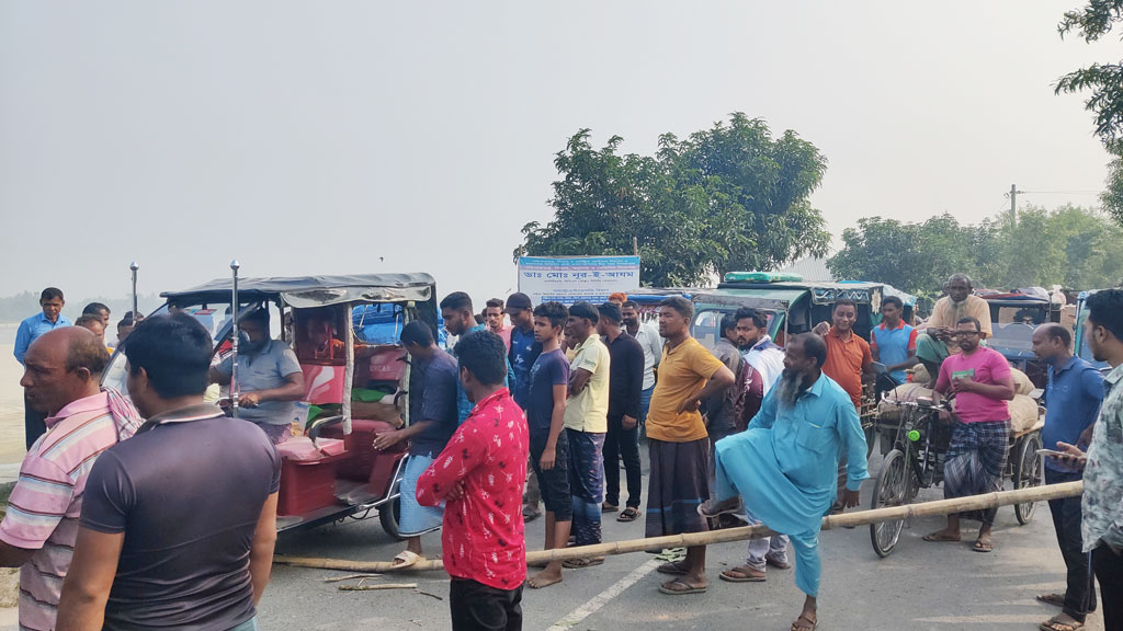 বালুবাহী ডাম্প ট্রাক চলাচল নিয়ে দুপক্ষের বিরোধে সড়ক অবরোধ