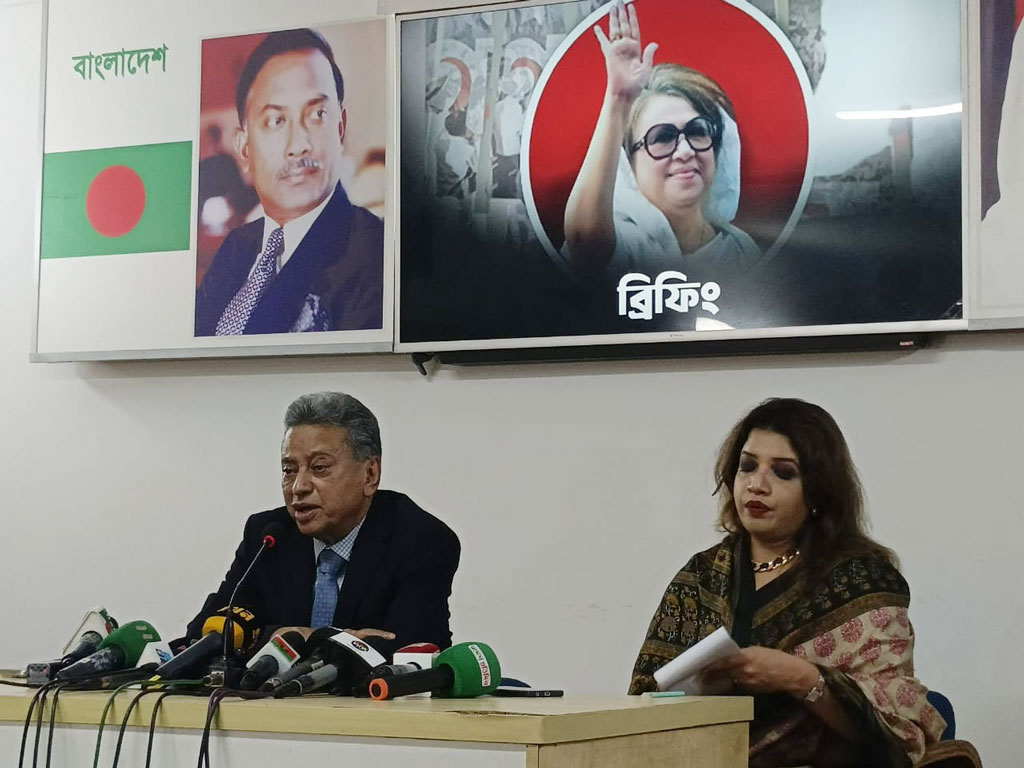 গুলশানে দলের চেয়ারপারসনের কার্যালয়ে এক সংবাদ সম্মেলনে বিএনপির স্থায়ী কমিটির সদস্য আমীর খসরু মাহমুদ চৌধুরী। ছবি: সংগৃহীত