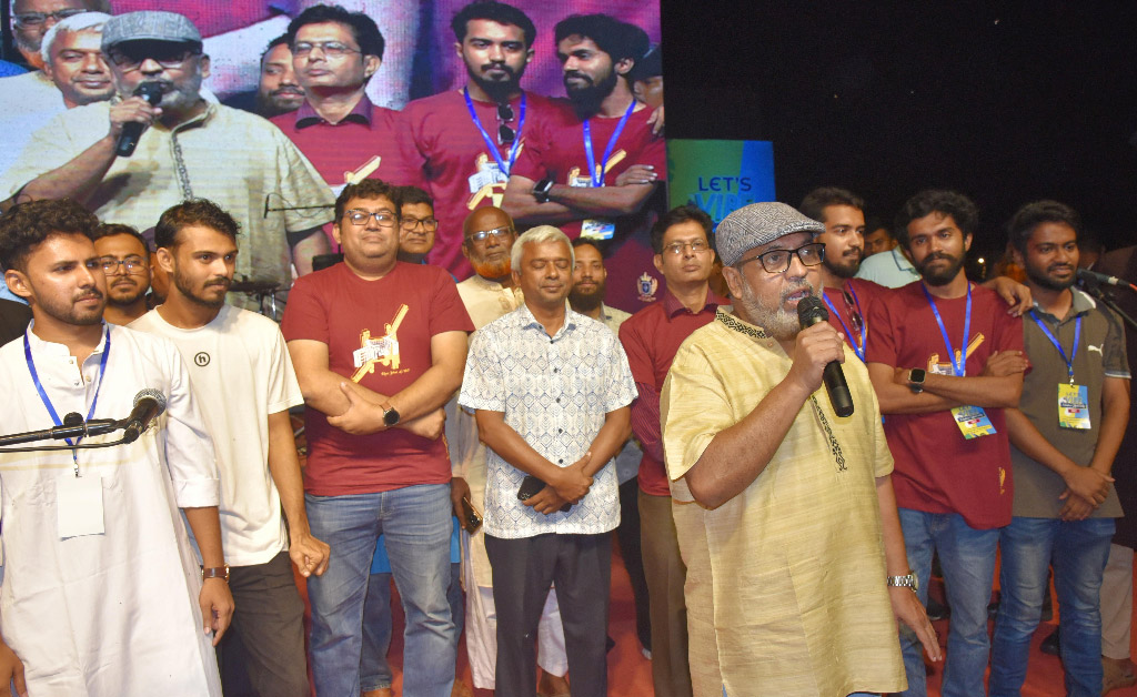 জশন-এ-খাজায় মাতল খুবি ক্যাম্পাস। ছবি: আজকের পত্রিকা
