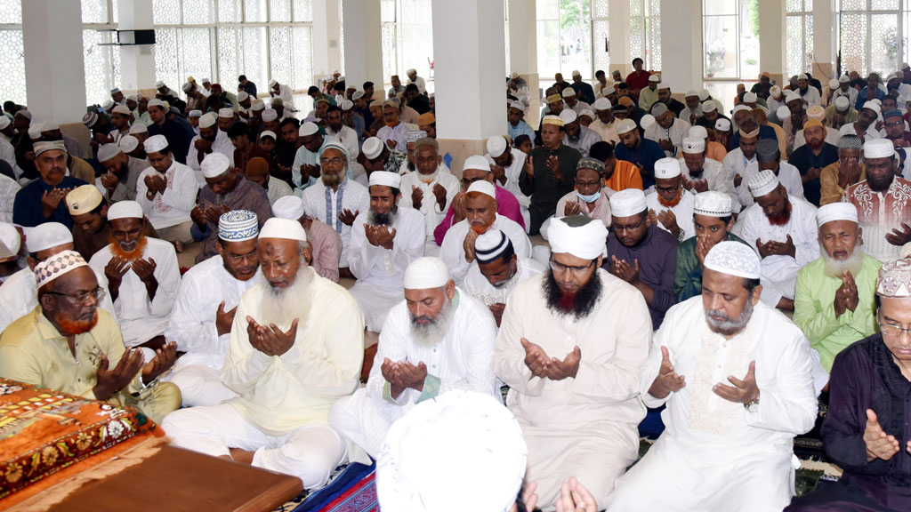 খুবিতে নামাজ শেষে গাজাসহ বিশ্বের নির্যাতিত মুসলিমদের শান্তির জন্য দোয়া