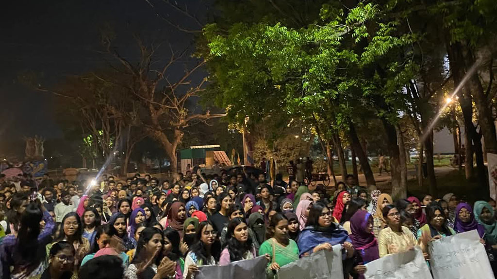 নারী নির্যাতন রোধে খুবি শিক্ষার্থীদের সড়ক অবরোধ–বিক্ষোভ