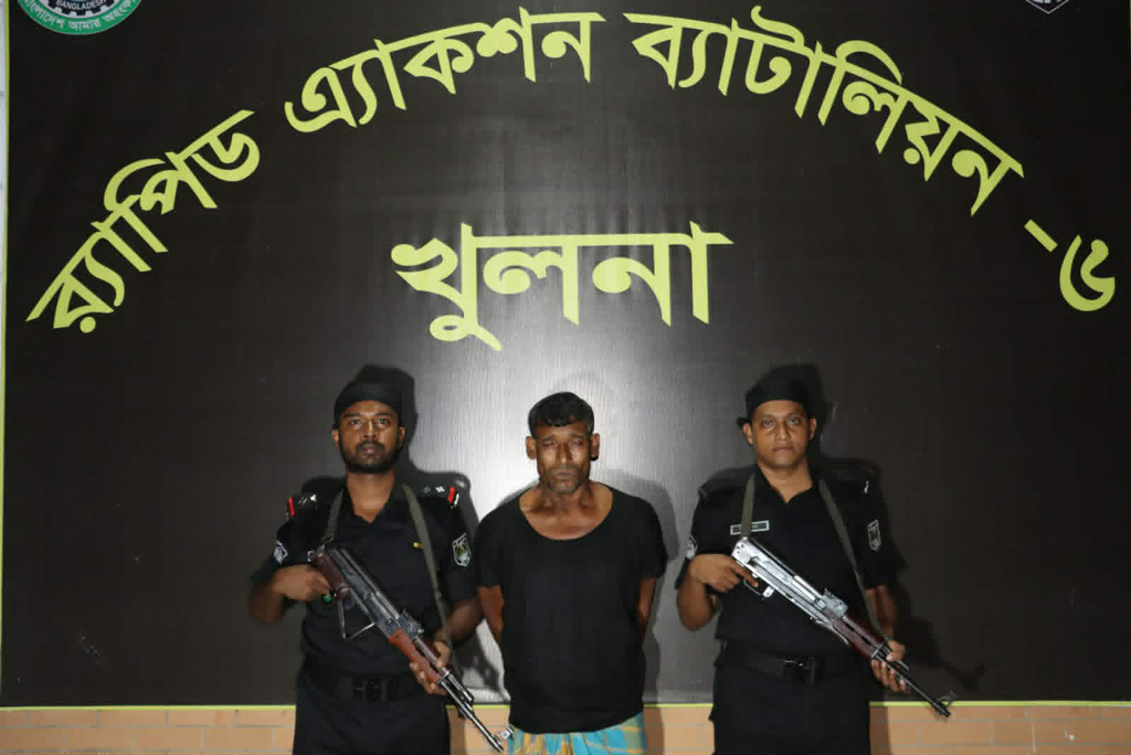 খুলনায় অস্ত্রসহ আটক ‘খবির বাহিনীর’ প্রধান খবির মোল্লা