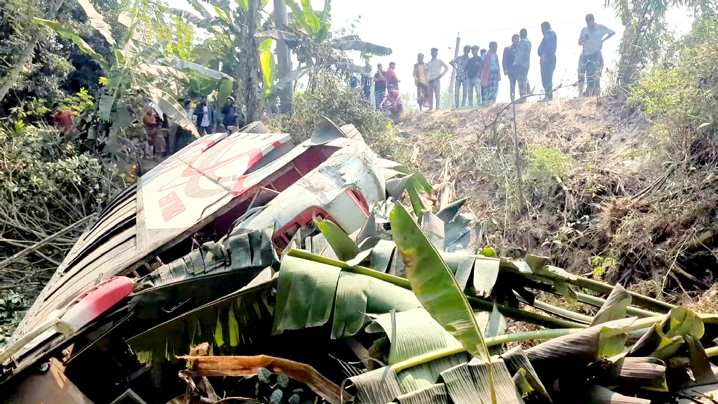 যাত্রীবাহী বাস খাদে পড়ে ৪০ জন আহত