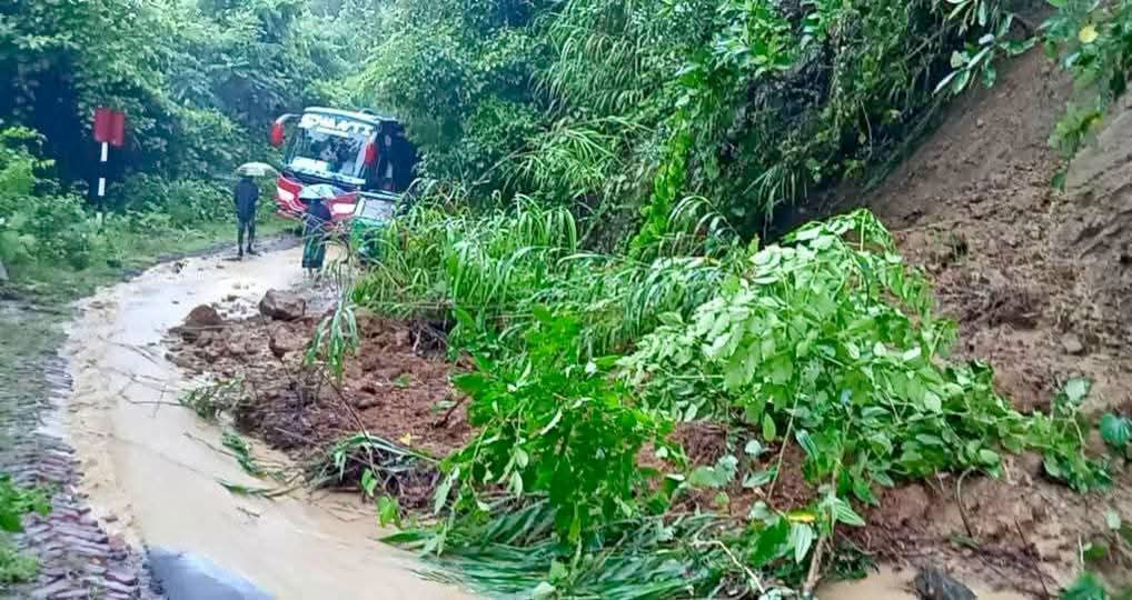 পাহাড় ধসের মাটি সড়কে, যানবাহন চলাচল বন্ধ