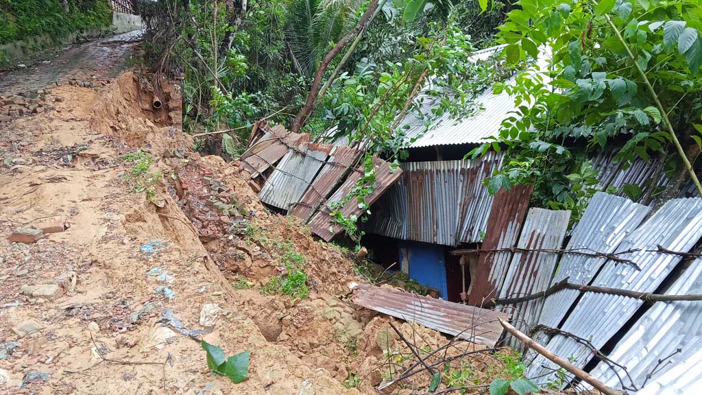খাগড়াছড়িতে ভারী বৃষ্টি কমলেও পাহাড় ভাঙছে, বাড়ছে শঙ্কা