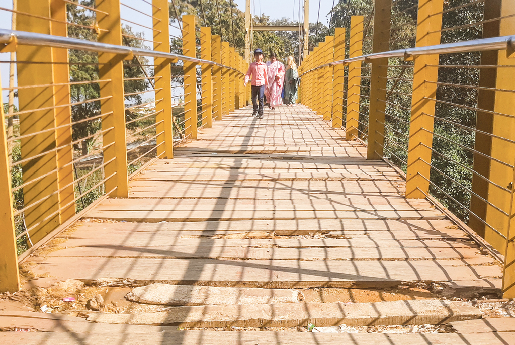 আলুটিলা পর্যটনকেন্দ্র: ভাঙাচোরা সড়ক-সেতু, কমছে পর্যটক