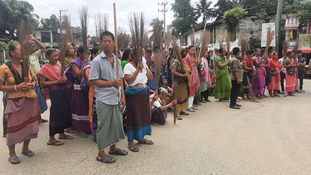 স্কুলছাত্রী ধর্ষণে অভিযুক্তদের সাজার দাবিতে ঝাড়ু-লাঠিমিছিল