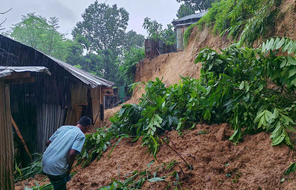 পাহাড়ি ঢলে ডুবে গেছে সাজেক সড়ক, আটকা ৫ শতাধিক পর্যটক