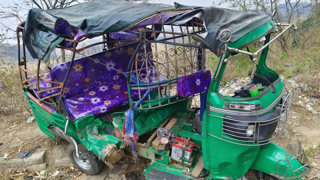 খাগড়াছড়িতে সড়ক দুর্ঘটনায় প্রাণ গেল এক শিক্ষকের, আহত ৫ শিক্ষক