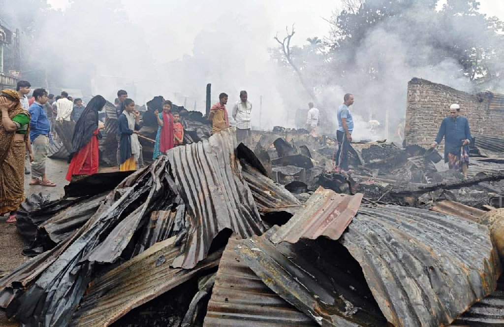 খাগড়াছড়ির মহালছড়ি বাজারে পুড়ল ২০ দোকান