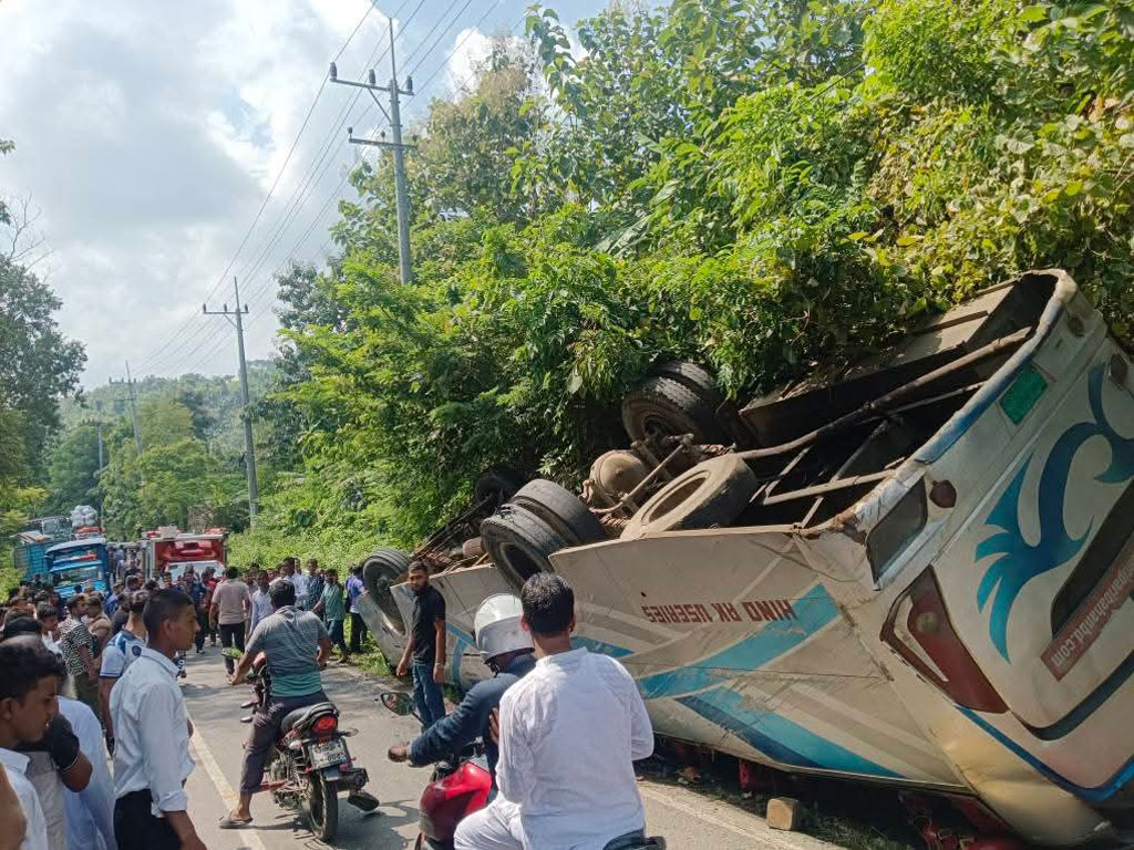 খাগড়াছড়িতে বাস উল্টে নিহত ২, আহত ১০