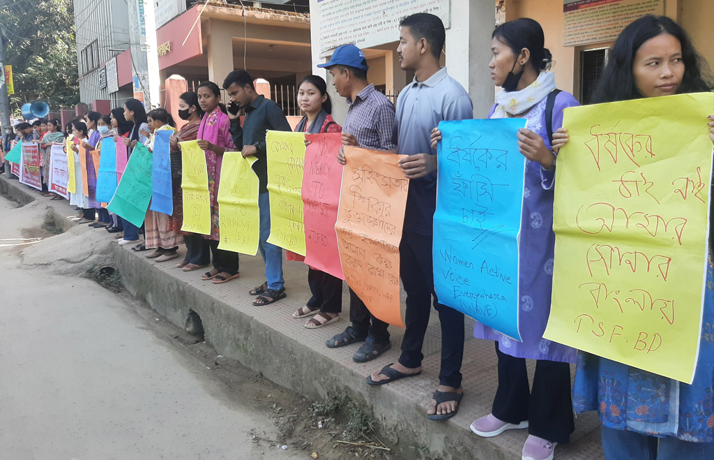 খাগড়াছড়িতে স্কুলছাত্রীকে ধর্ষণ ও হত্যাচেষ্টাকারীর শাস্তির দাবিতে মানববন্ধন, স্মারকলিপি