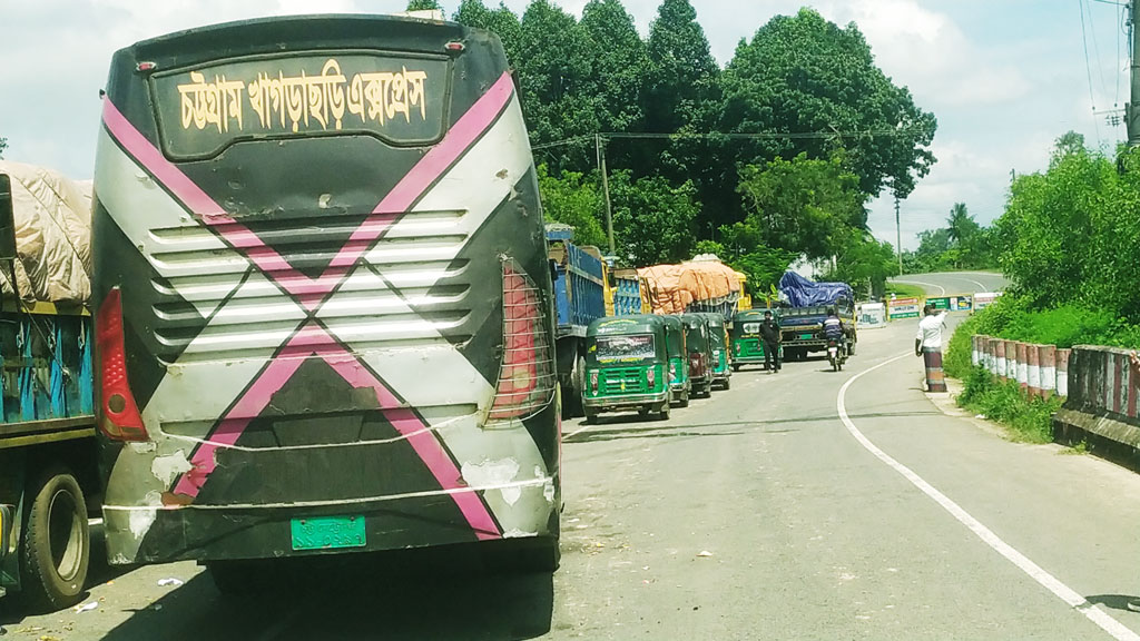 খাগড়াছড়িতে দুই সড়কে অবরোধ শিথিল