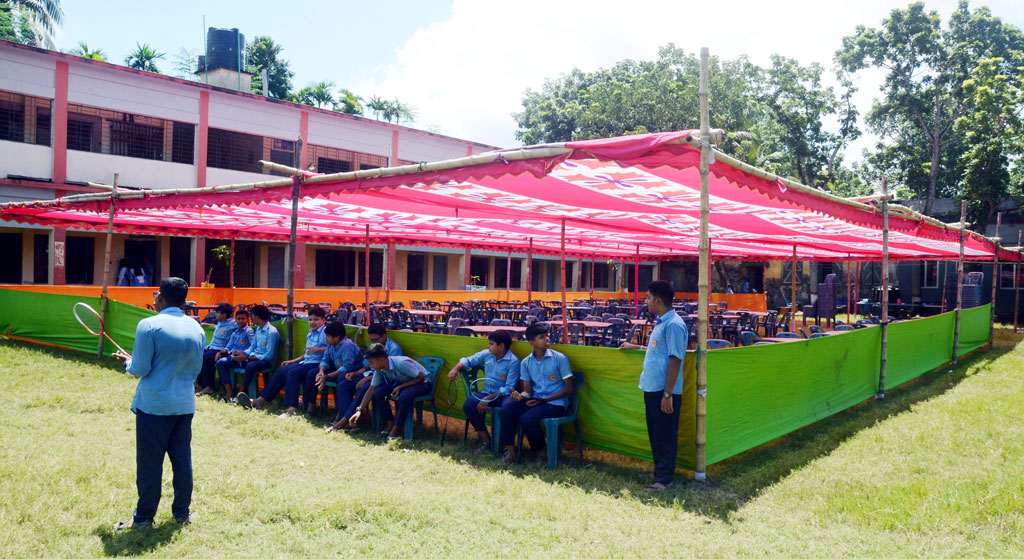 ক্লাস-পরীক্ষার সময় স্কুলে বিএনপি নেতার ভূরিভোজ