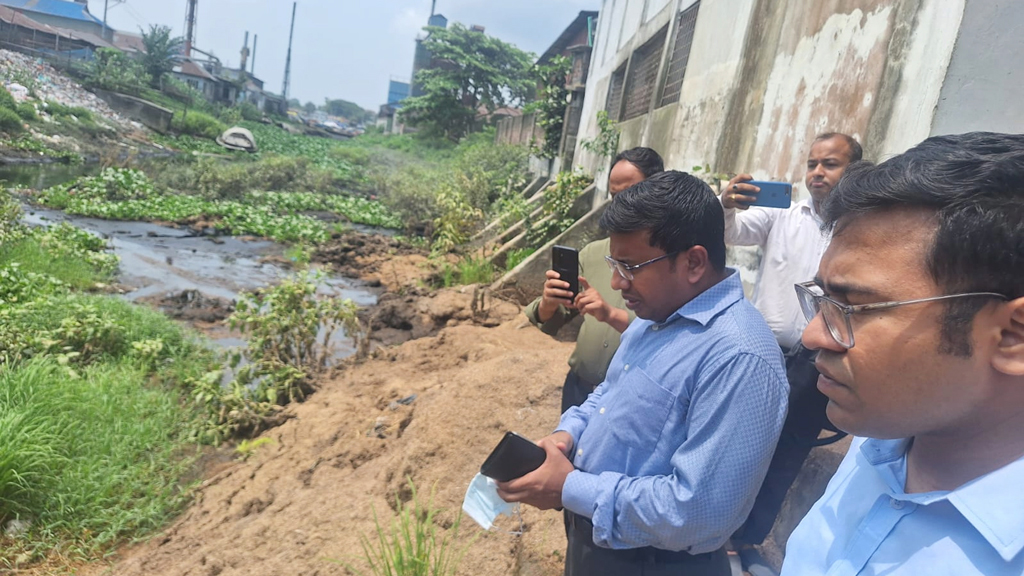 চাঁদপুরে খাল দূষণ ও ভরাট করায় দুই মিল মালিকের জরিমানা