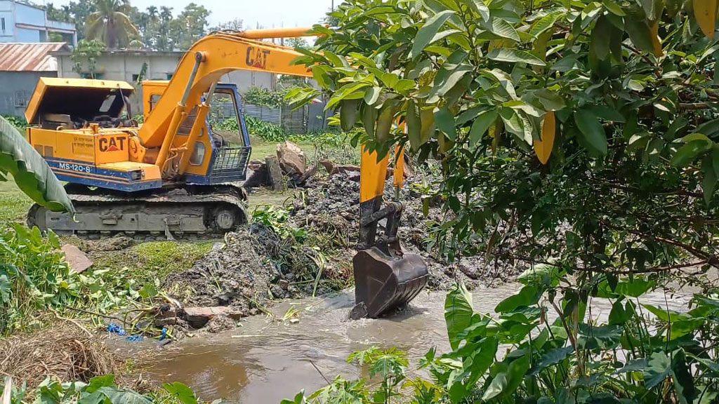 কিশোরগঞ্জে এলাকাবাসীর উদ্যোগে ২০০ বছরের পুরোনো খাল পুনরুদ্ধার