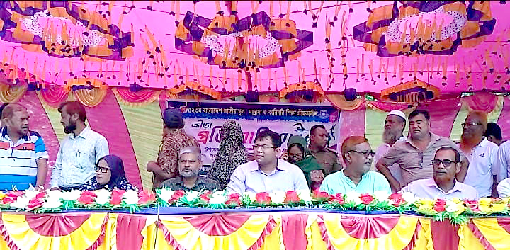 মাঠে হাতুড়ি নিয়ে ঢুকল ছাত্ররা, ফুটবল সেমিফাইনাল স্থগিত