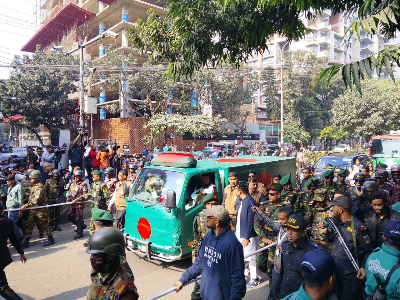 গুলশান থেকে মানিক মিয়া অ্যাভিনিউয়ের পথে খালেদা জিয়ার মরদেহ