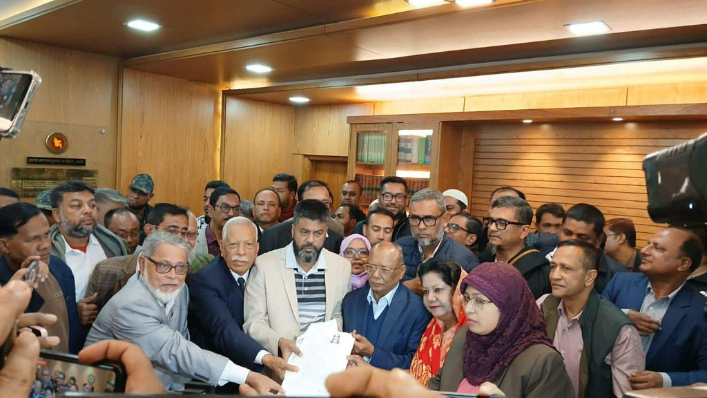 ফেনী-১ আসনে খালেদা জিয়ার পক্ষে মনোনয়নপত্র দাখিল। ছবি: আজকের পত্রিকা