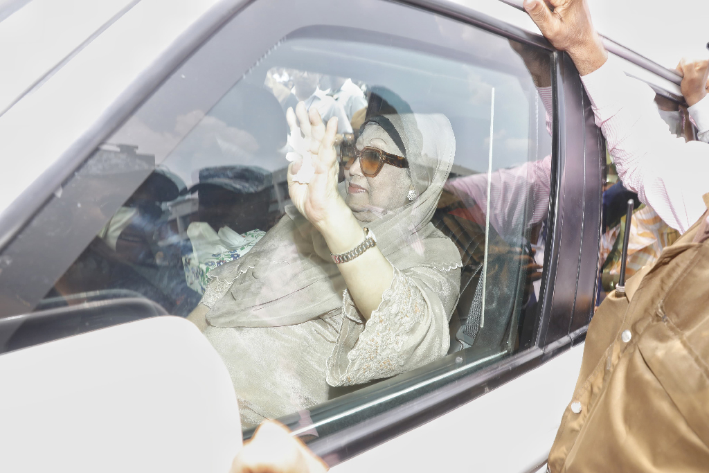দেশে ফিরলেন খালেদা জিয়া