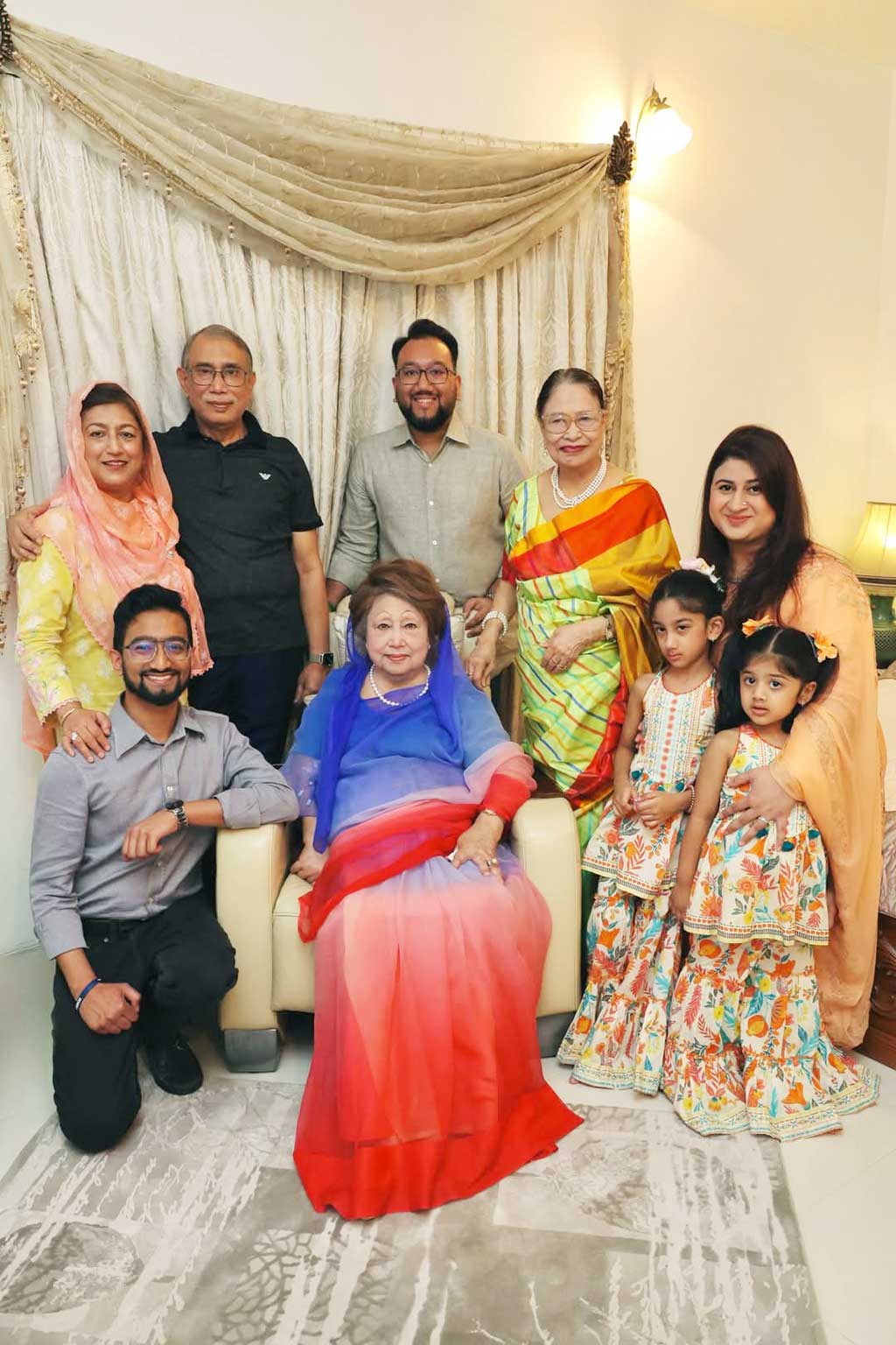 পরিবারের সদস্যদের সঙ্গে বিএনপির চেয়ারপারসন খালেদা জিয়া। ছবি: বিএনপি মিডিয়া সেল