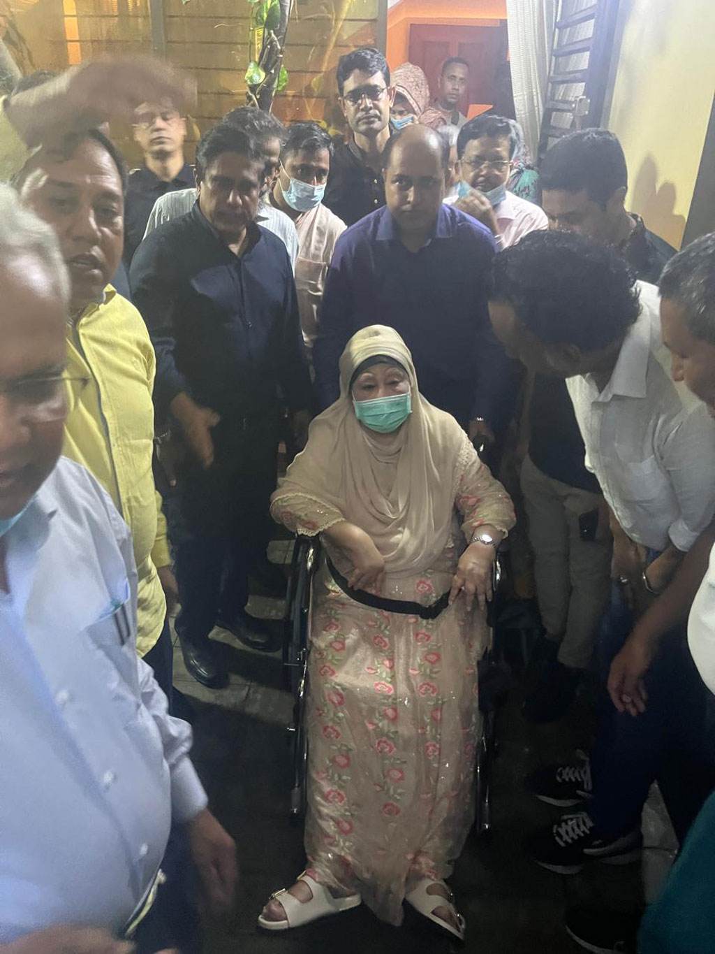 হাসপাতালের উদ্দেশে রওনা দিয়েছেন খালেদা জিয়া