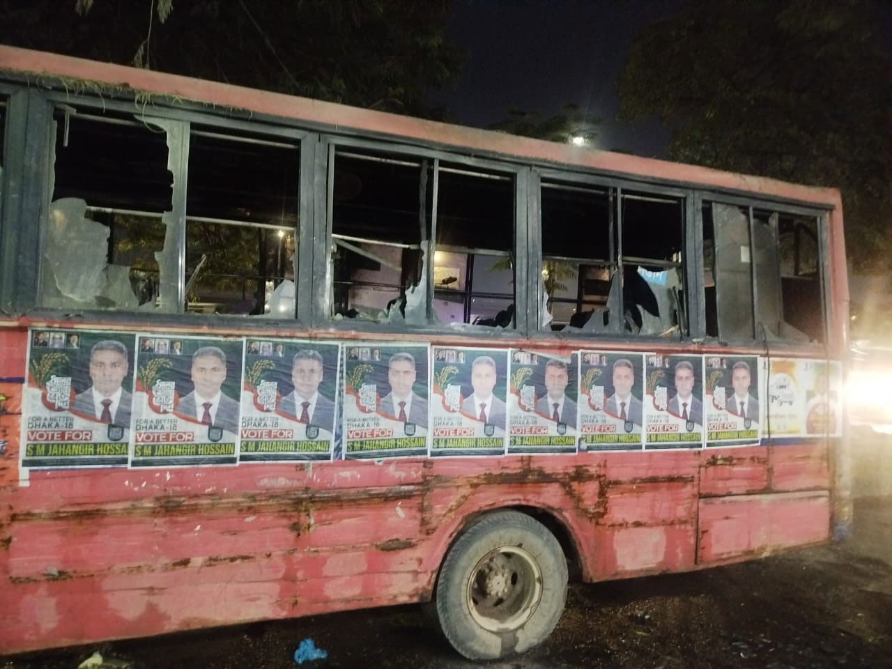 খিলক্ষেত থানার পাশে পুলিশের জব্দ করা বাসে আগুন