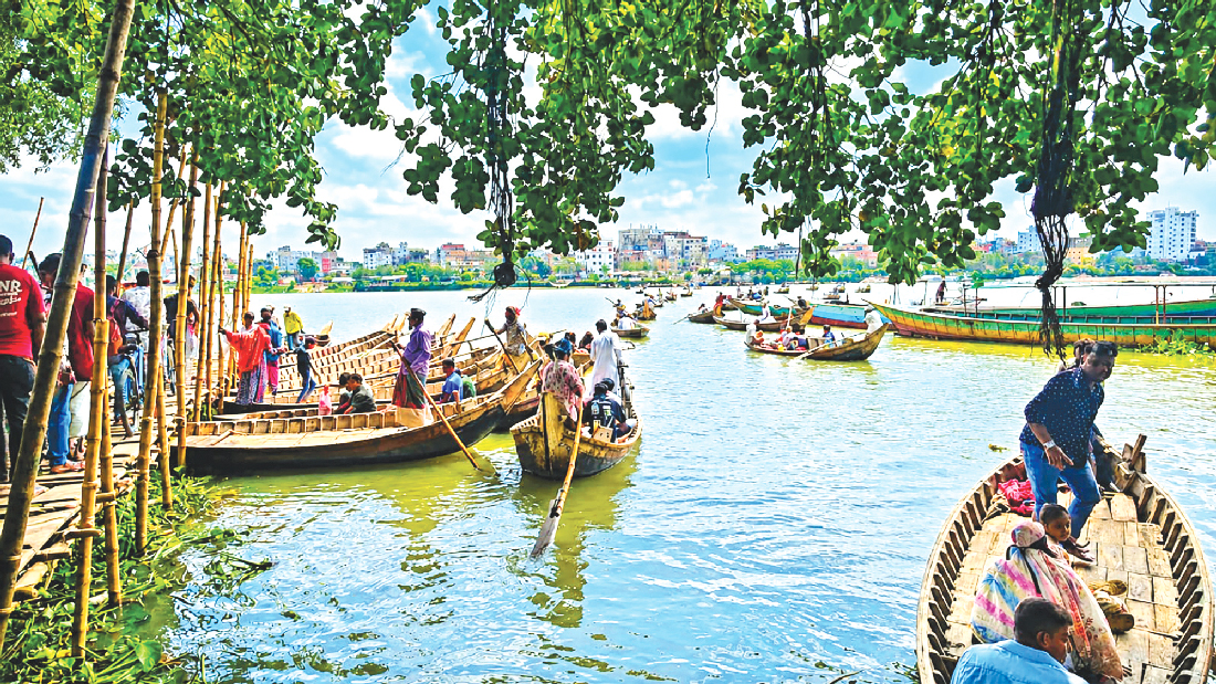 নৌকায় পারাপার: খোলামোড়া-কামরাঙ্গীরচর সেতু অঙ্গীকারেই আটকে