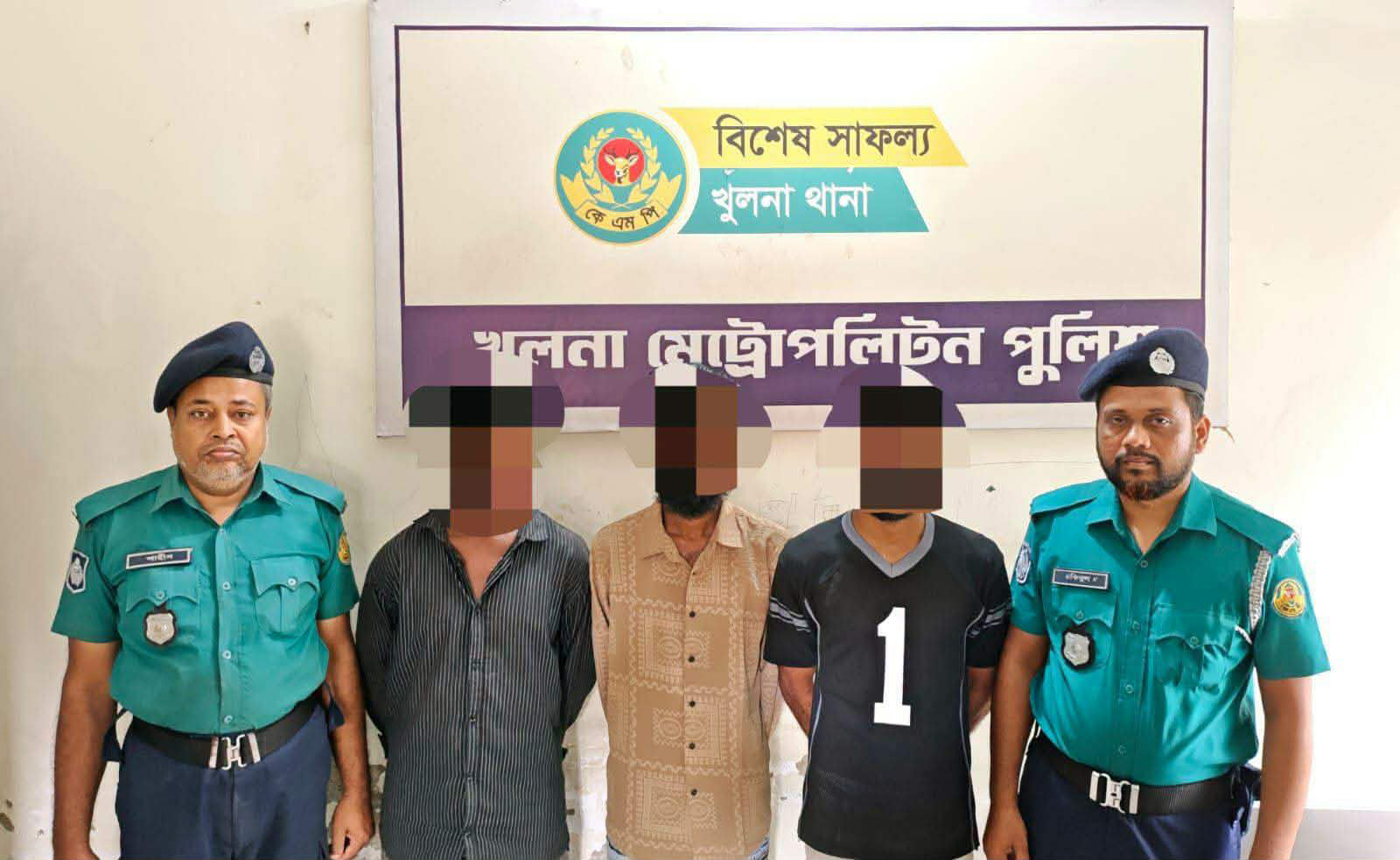খুলনায় শীর্ষ সন্ত্রাসী ‘গ্রেনেড বাবুর’ ৩ সহযোগী গ্রেপ্তার