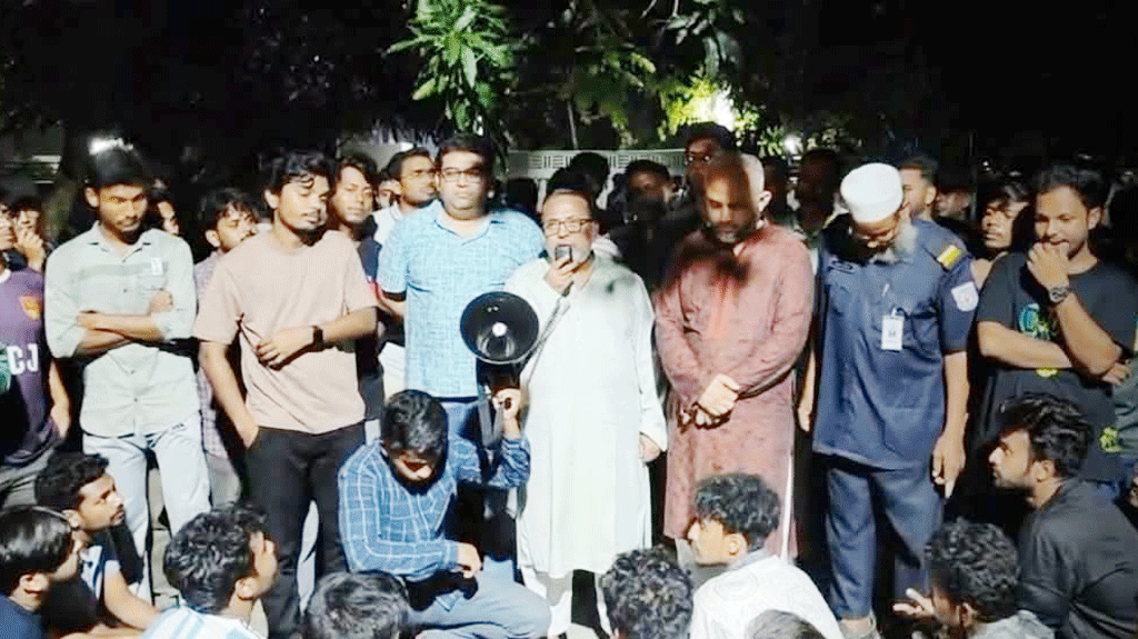 শিক্ষকের ওপর হামলা, মধ্যরাতে উত্তাল খুলনা বিশ্ববিদ্যালয়