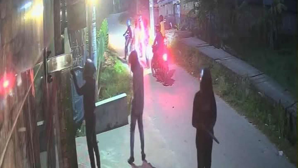 খুলনায় দুই বাড়িতে গুলি চালিয়ে আতঙ্ক সৃষ্টি