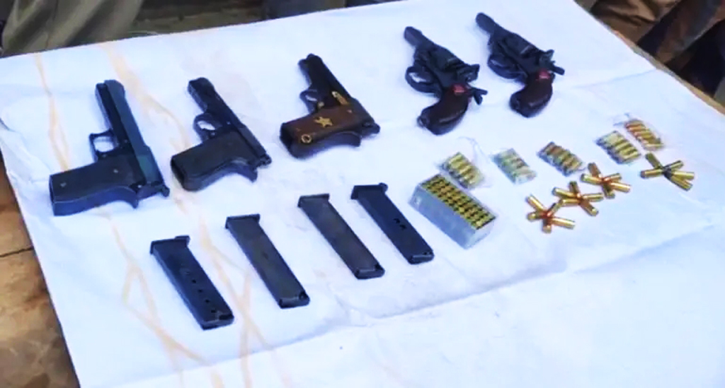 খুলনায় ৫টি অস্ত্র, ৯৬টি গু‌লিসহ নারী আটক