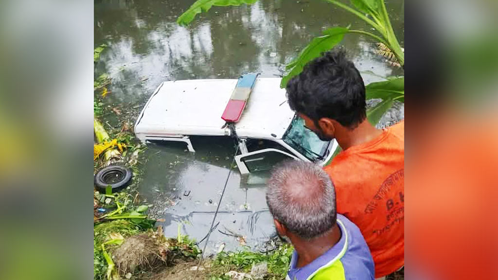 খুলনায় নিয়ন্ত্রণ হারিয়ে খাদে পড়ল অ্যাম্বুলেন্স, নিহত ১