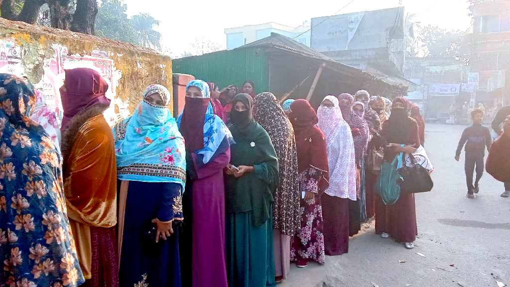 খুলনায় ভোট গ্রহণ শুরু, ভোটারদের দীর্ঘ সারি