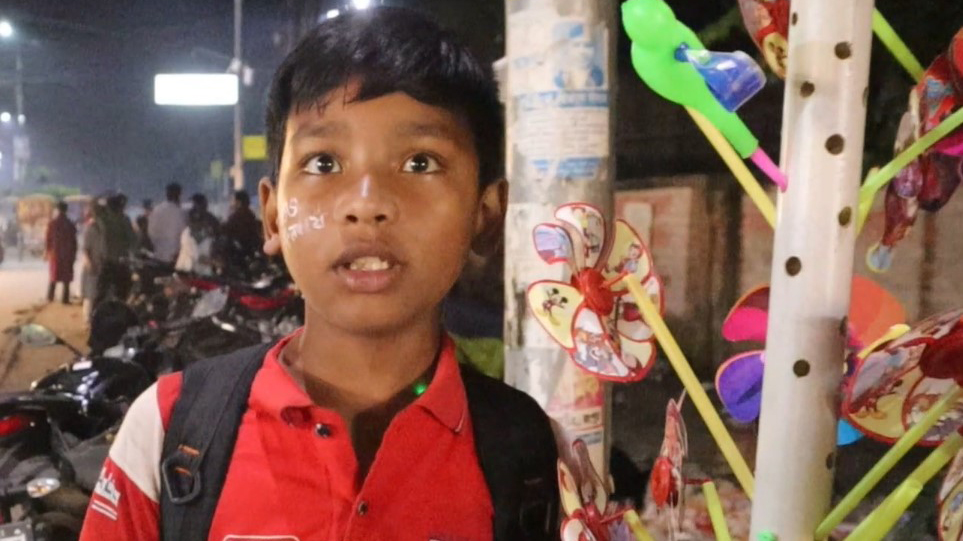 ছোট কাঁধে বড় দায়: ডাক্তার হওয়ার স্বপ্নপূরণে খেলনা বিক্রি করে রাশেদুল
