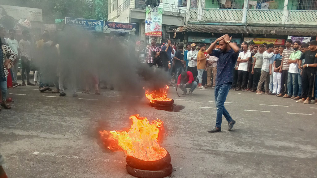 খুলনায় এসআই-কাণ্ড: ৭ ঘণ্টা অবরোধ শেষে সরে গেল বিক্ষোভকারীরা