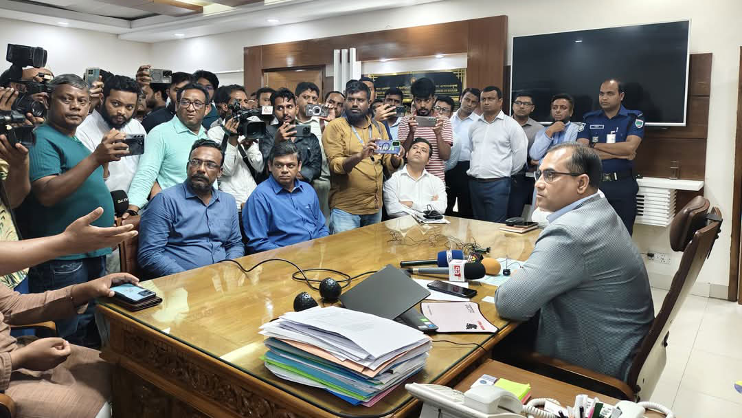 এবার খুলনার জেলা প্রশাসকের বিরুদ্ধে ব্যবস্থা নেওয়ার দাবি শিক্ষার্থীদের