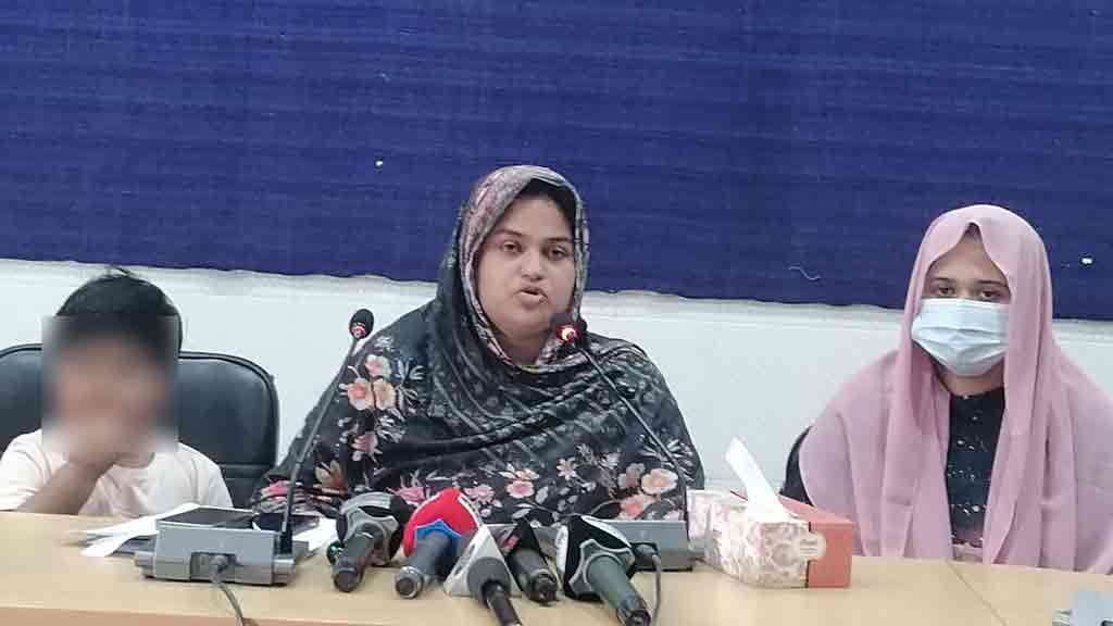 স্বামীকে যৌতুক, চাকরি আর বাড়ি করে দিয়েও নির্যাতনে ঘরছাড়া গৃহবধূ