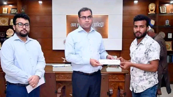 শিক্ষার্থীদের ধাওয়ায় আহত যুবলীগ নেতা পেলেন জুলাই যোদ্ধার অনুদান