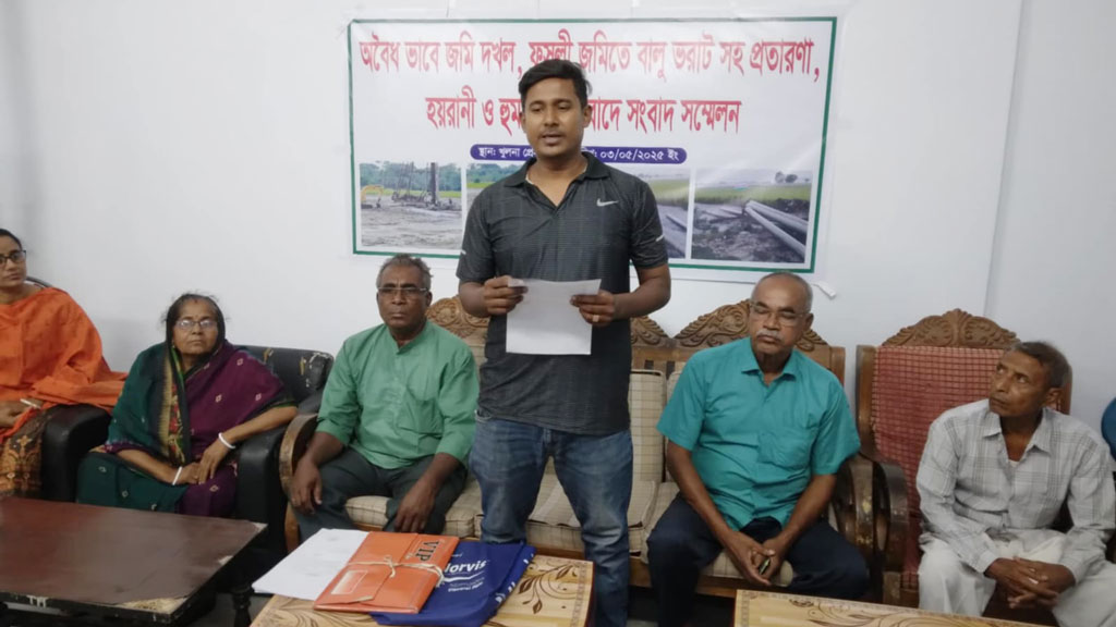 দখল করতে ফসলি জমিতে বালু ভরাটের অভিযোগ